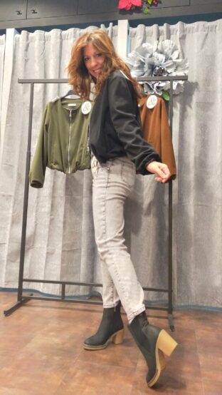 PANTALÓN JEANS BOTONES - Imagen 2